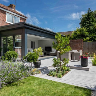 Idee per un piccolo patio o portico design dietro casa con pedane e nessuna copertura