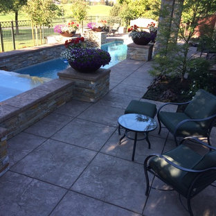 Esempio di un grande patio o portico chic dietro casa con cemento stampato e nessuna copertura