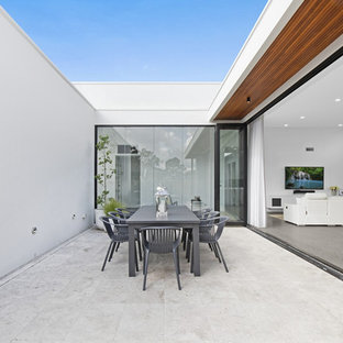Immagine di un patio o portico minimalista di medie dimensioni e in cortile