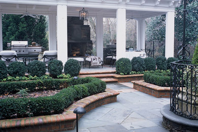 Diseño de patio tradicional grande en patio con cocina exterior, adoquines de piedra natural y pérgola