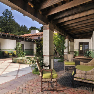 Idee per un patio o portico american style in cortile
