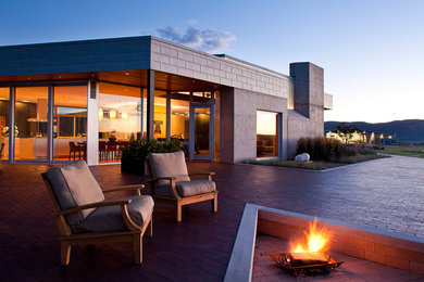 Идея дизайна: двор в стиле модернизм с мощением клинкерной брусчаткой