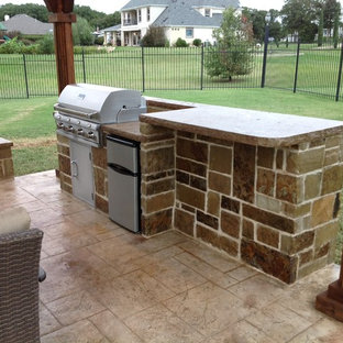 Immagine di un patio o portico american style dietro casa e di medie dimensioni con cemento stampato e un gazebo o capanno