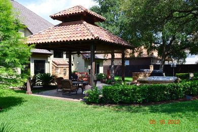 Immagine di un grande patio o portico stile americano dietro casa con fontane e nessuna copertura