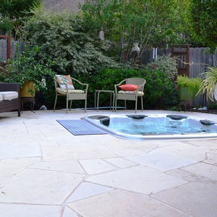 Idee per un grande patio o portico american style dietro casa con fontane e nessuna copertura