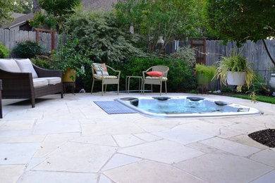 オースティンにあるラグジュアリーな広いトラディショナルスタイルのおしゃれな裏庭のテラス (噴水、日よけなし) の写真