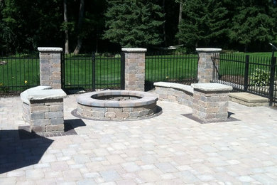 Inspiration for a medium sized traditional patio in Chicago.