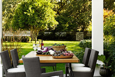 Modelo de patio moderno grande en patio trasero con adoquines de piedra natural y pérgola