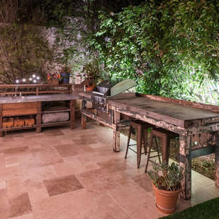 Foto di un patio o portico design di medie dimensioni e dietro casa con un focolare, piastrelle e una pergola