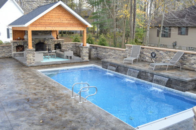 Foto de piscina con fuente clásica en patio trasero