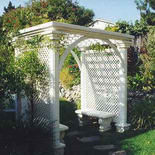 Foto di un patio o portico classico di medie dimensioni e dietro casa con fontane, pavimentazioni in pietra naturale e una pergola