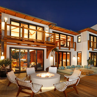 Immagine di un grande patio o portico stile marinaro dietro casa con nessuna copertura