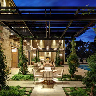 Ispirazione per un patio o portico mediterraneo dietro casa con un gazebo o capanno