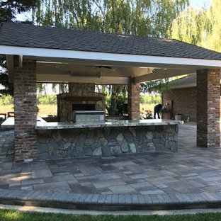 Foto di un patio o portico tradizionale di medie dimensioni e dietro casa con pavimentazioni in cemento e un tetto a sbalzo