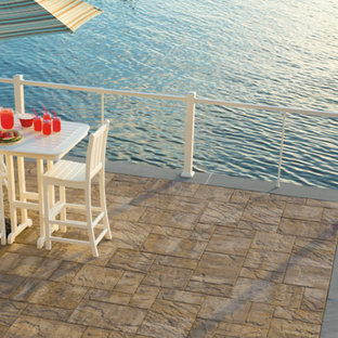 Immagine di un patio o portico tradizionale di medie dimensioni e dietro casa con cemento stampato e nessuna copertura