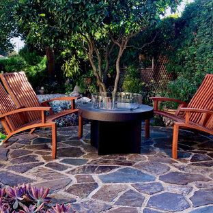 Ispirazione per un grande patio o portico nordico dietro casa con un focolare, pavimentazioni in pietra naturale e nessuna copertura