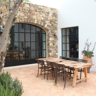 Modelo de patio mediterráneo, sin cubierta, con suelo de baldosas