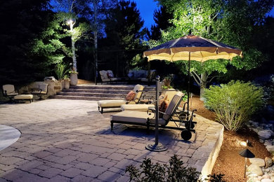 Стильный дизайн: большой двор на заднем дворе в средиземноморском стиле с мощением клинкерной брусчаткой без защиты от солнца - последний тренд
