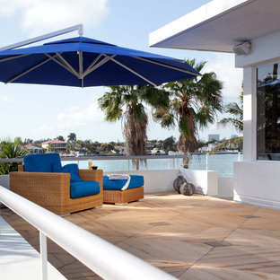 Ispirazione per un grande patio o portico moderno con un gazebo o capanno e pedane