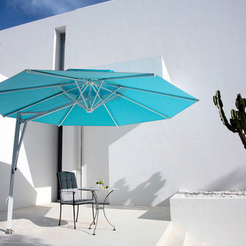 Cantilevered patio umbrella Belvedere