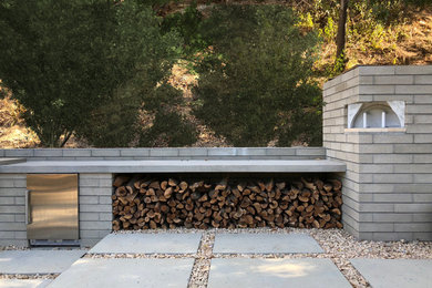 Пример оригинального дизайна: двор среднего размера на заднем дворе в современном стиле с летней кухней и мощением тротуарной плиткой без защиты от солнца