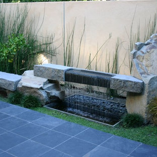 Ispirazione per un grande patio o portico etnico in cortile con fontane