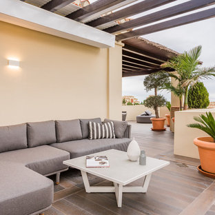 Modelo de patio contemporáneo con pérgola
