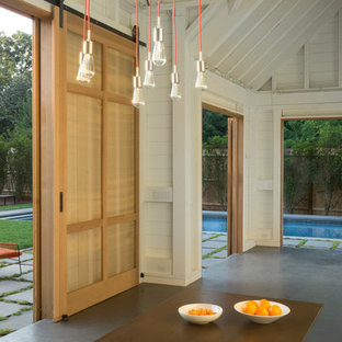 Immagine di un patio o portico country di medie dimensioni e dietro casa con fontane, pavimentazioni in pietra naturale e nessuna copertura
