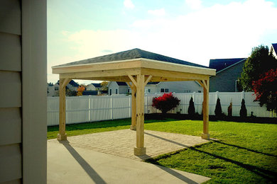 Idee per un patio o portico stile americano di medie dimensioni e dietro casa con pavimentazioni in mattoni e un gazebo o capanno