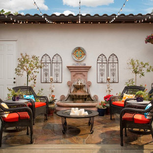 Esempio di un patio o portico boho chic con fontane e nessuna copertura