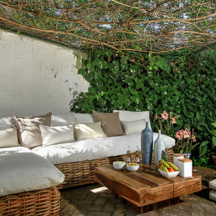 Imagen de patio mediterráneo con adoquines de ladrillo