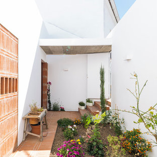 Ispirazione per un piccolo patio o portico mediterraneo nel cortile laterale con nessuna copertura