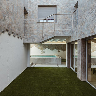 Esempio di un patio o portico nordico in cortile con un giardino in vaso, ghiaia e nessuna copertura