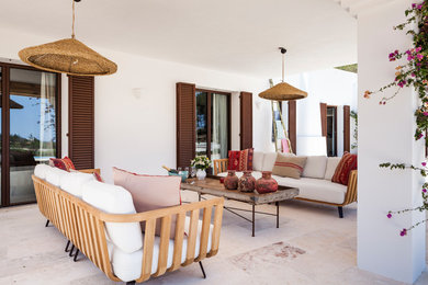 Источник вдохновения для домашнего уюта: большой двор на заднем дворе в средиземноморском стиле с покрытием из плитки и навесом