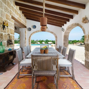 Diseño de patio mediterráneo, en patio lateral y anexo de casas, con suelo de baldosas