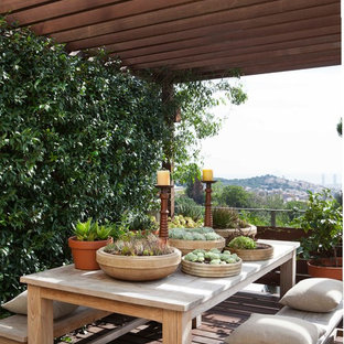 Esempio di un patio o portico mediterraneo di medie dimensioni con una pergola