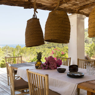 Diseño de patio mediterráneo con entablado y pérgola