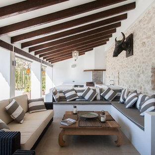 Diseño de patio mediterráneo, en patio trasero y anexo de casas, con cocina exterior