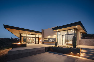 Moderner Patio hinter dem Haus mit Betonplatten in Phoenix