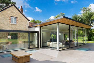 На фото: большой двор на боковом дворе в современном стиле с покрытием из плитки без защиты от солнца с