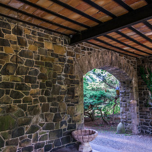 Foto di un patio o portico vittoriano di medie dimensioni e dietro casa con pavimentazioni in pietra naturale e un tetto a sbalzo
