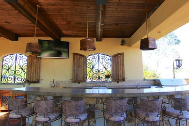 サクラメントにあるラグジュアリーな巨大なラスティックスタイルのおしゃれな横庭のテラス (アウトドアキッチン、ガゼボ・カバナ、タイル敷き) の写真