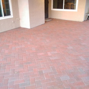 Esempio di un patio o portico classico di medie dimensioni e dietro casa con pavimentazioni in cemento e una pergola