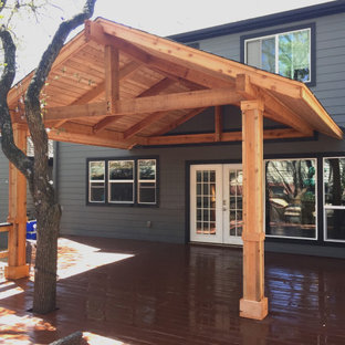 Foto di un patio o portico stile americano di medie dimensioni e dietro casa con pedane e un gazebo o capanno