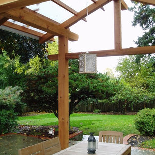 Ispirazione per un grande patio o portico etnico dietro casa con una pergola