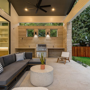 Esempio di un patio o portico scandinavo di medie dimensioni e dietro casa con lastre di cemento e un tetto a sbalzo