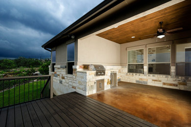 Ejemplo de patio clásico renovado de tamaño medio en patio trasero y anexo de casas con cocina exterior y losas de hormigón