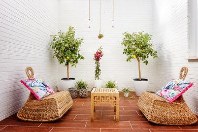 Ispirazione per un patio o portico mediterraneo di medie dimensioni e nel cortile laterale con un giardino in vaso