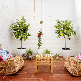 Ispirazione per un patio o portico mediterraneo di medie dimensioni e nel cortile laterale con un giardino in vaso