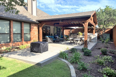 Diseño de patio rural grande en patio trasero con cocina exterior, suelo de hormigón estampado y cenador